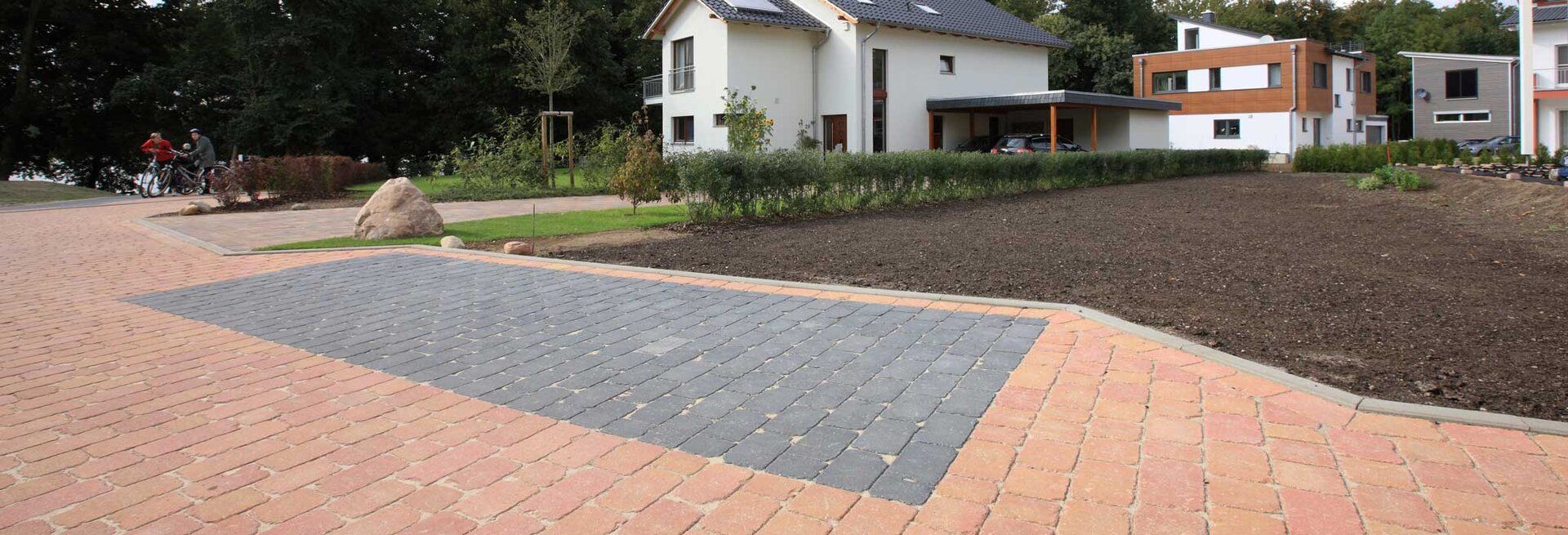Großzügige Platzfläche mit Carta Selection Rocca Pflastersteinen in einer modernen Wohnanlage