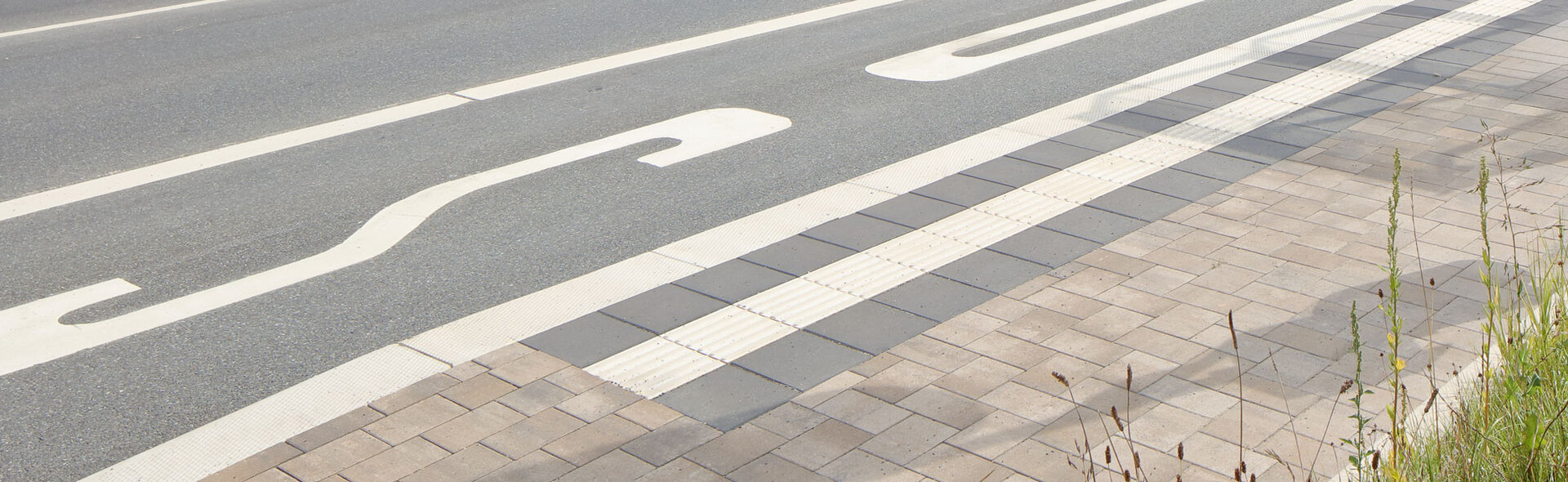 Bordsteinsystem für den barrierefreien Ausbau von Bushaltestellen mit Blindenleitsystem