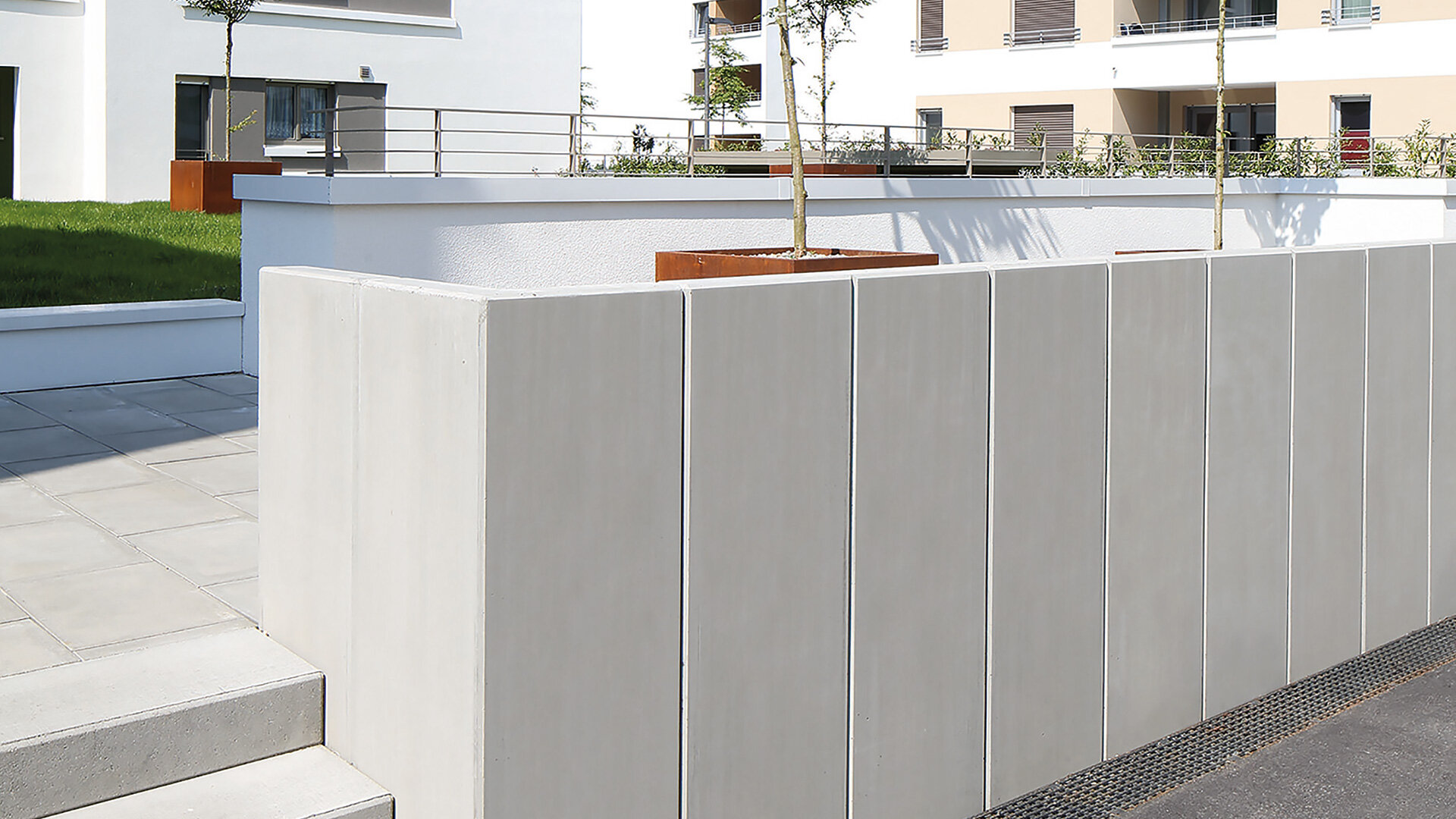 L-TEC Stützwandsystem zur Einfassung einer erhöhten Grünfläche vor Mehrfamilienhäusern