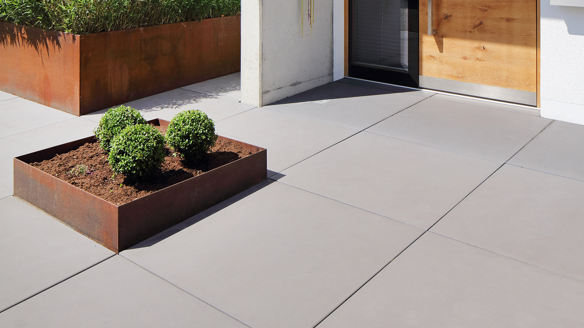 Moderne Hauseingangsgestaltung mit großformatigen Titania Terrassenplatten