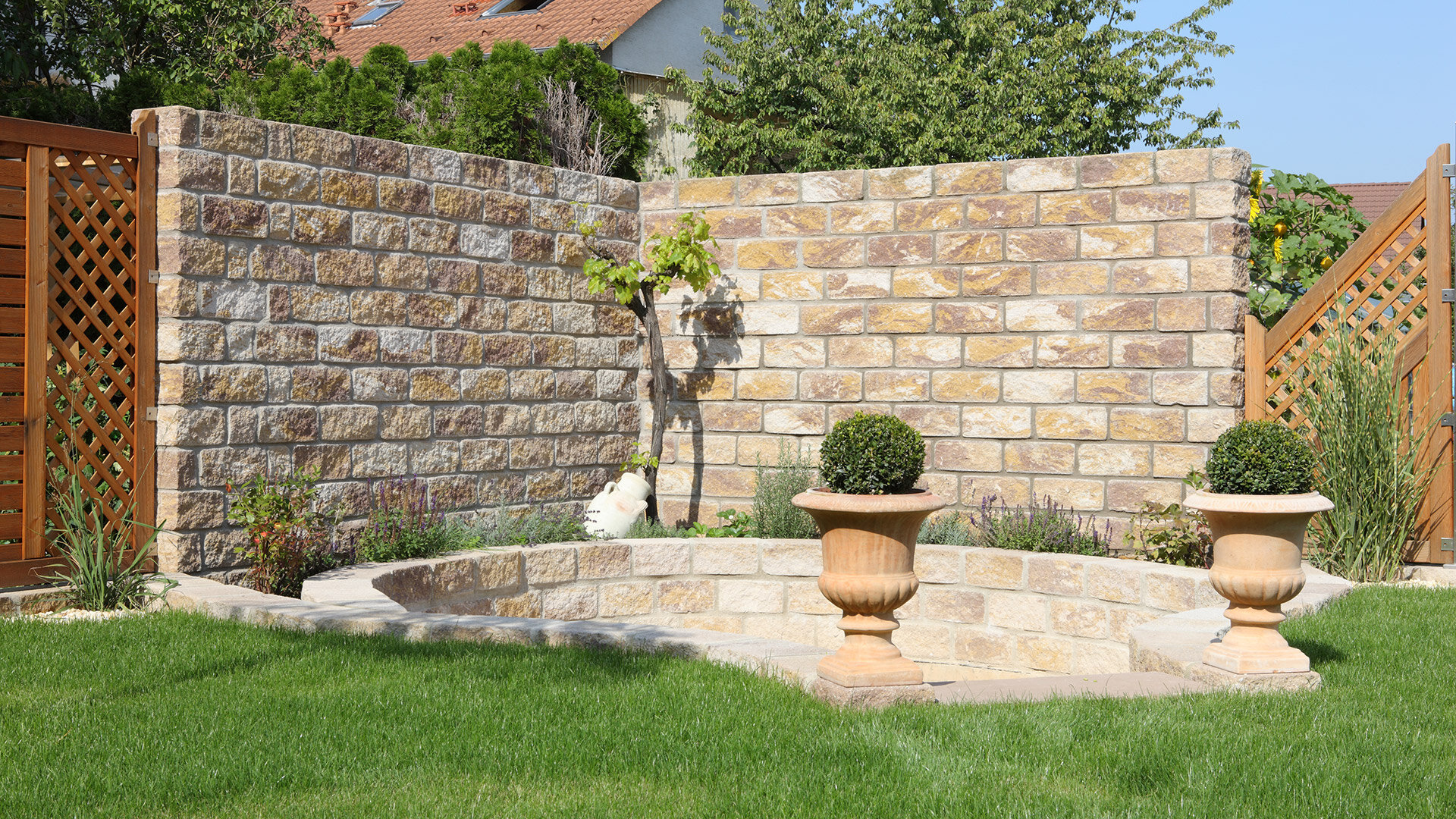 Vino Mur Mauersystem zur Gestaltung eines Wasserbeckens und hochwertiger Gartenbereiche