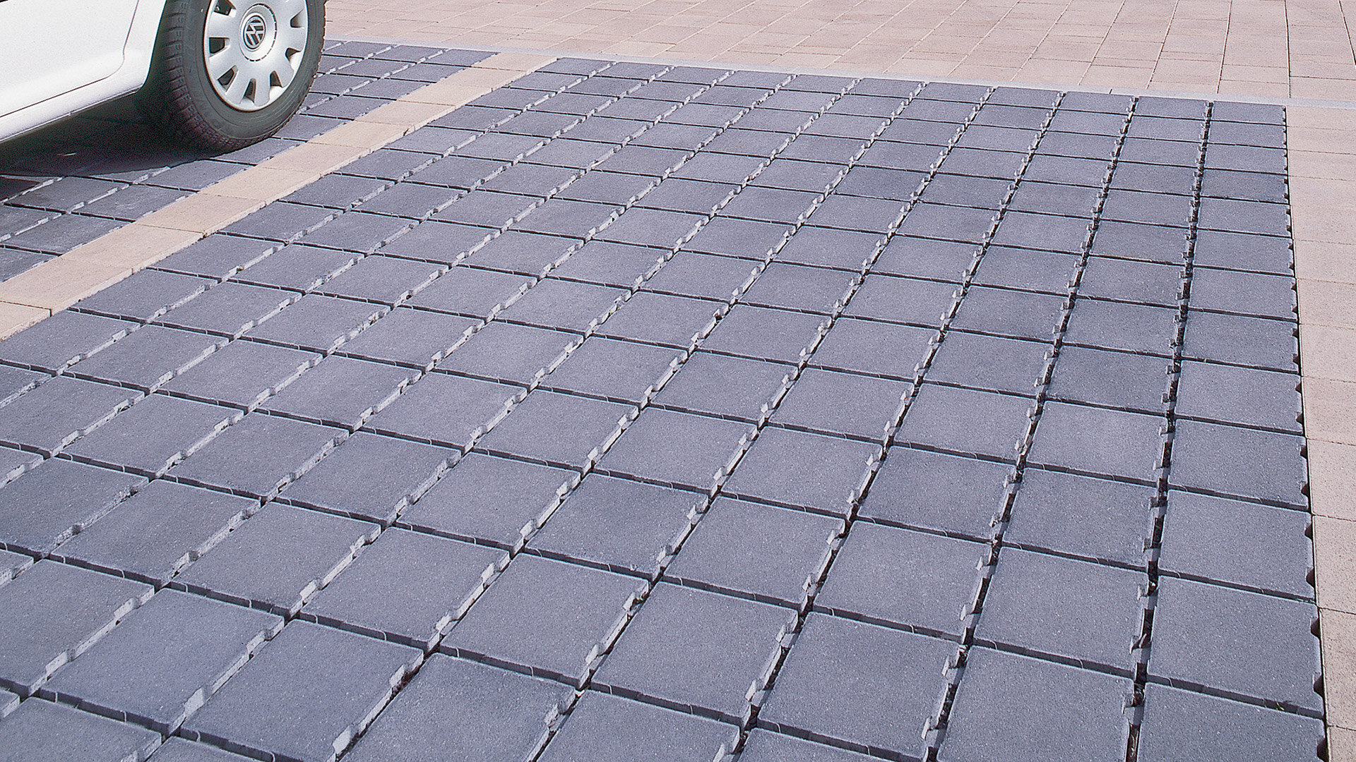 Parkplatzbefestigung mit wasserdurchlässigem Stato Drain Pflasterbelag