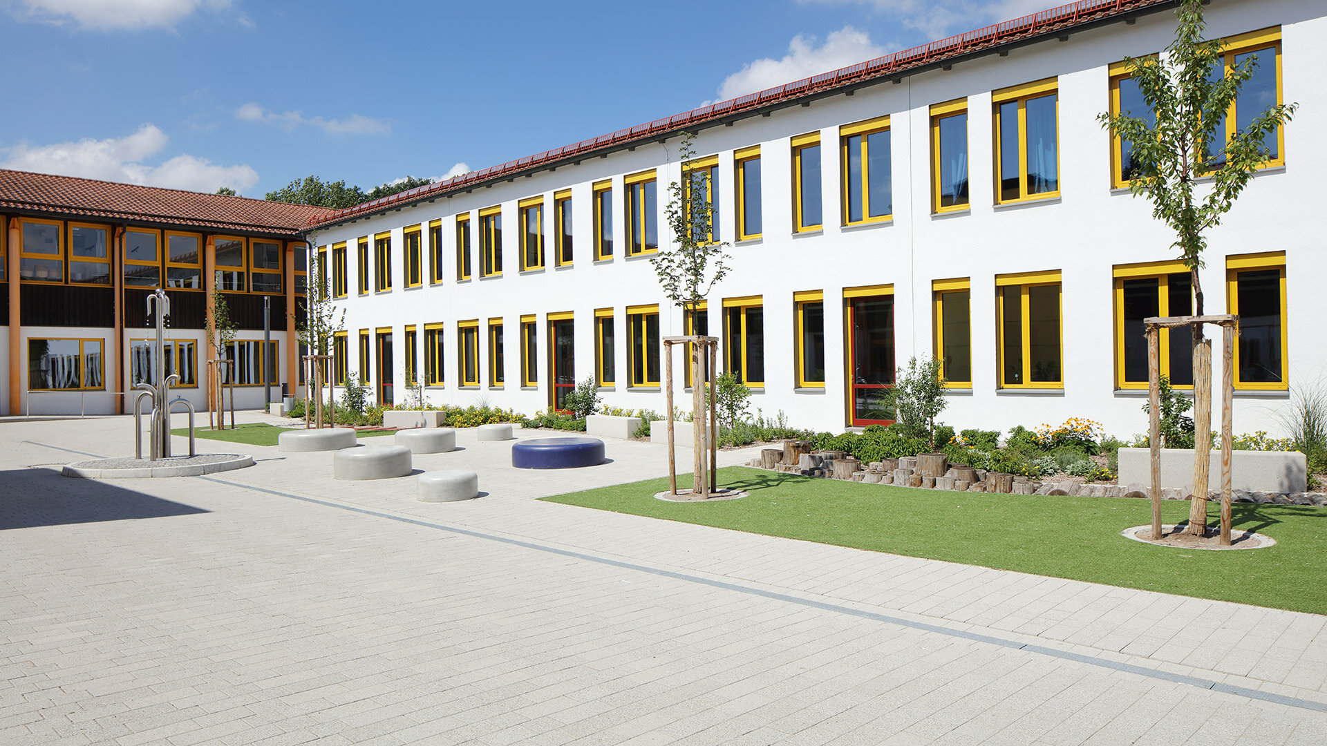 Belastbarer Pflasterbelag aus RainPlus S16 Steinen auf einer Industrie- und Logistikfläche