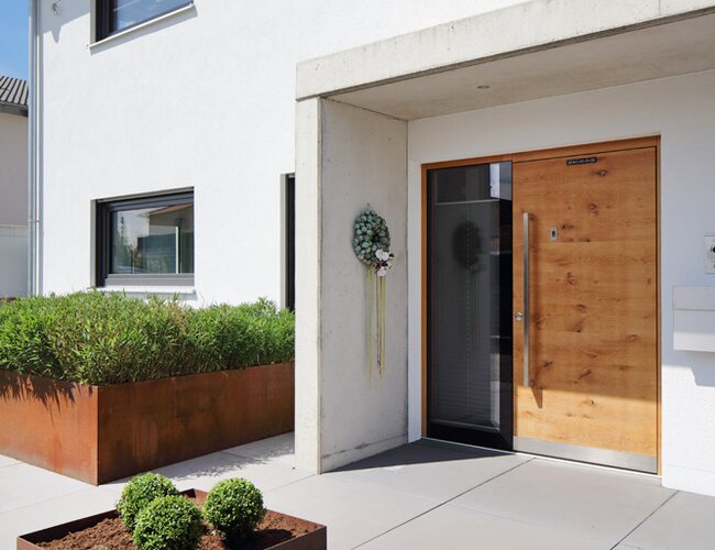 Großformatige Titania Platten vor einem modernen Wohnhaus mit klarer Architektur