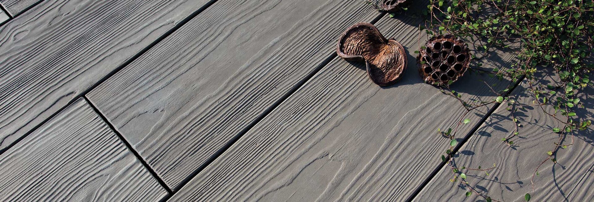 Hochwertige Terrasse mit Timber Umbra Platten in authentischer Holzoptik
