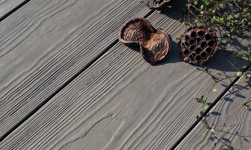 Großformatige Terrassenplatten in dunkler Holzoptik für moderne Außenbereiche