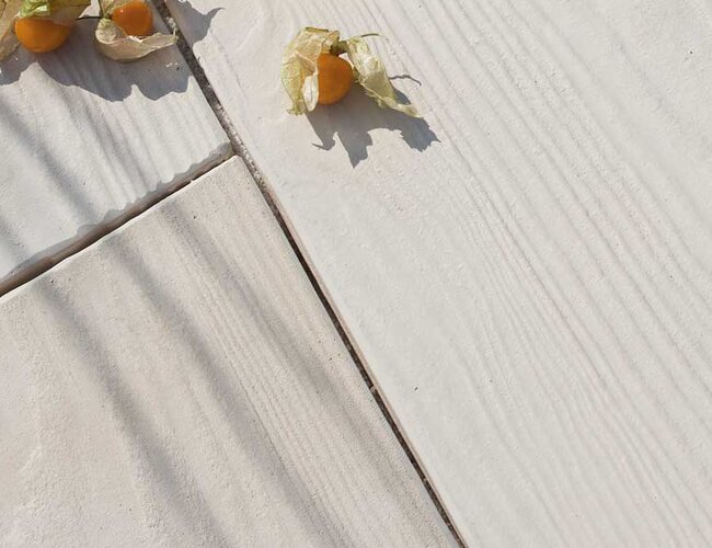 Detailansicht einer Timber Pina Terrassenplatte in Holzoptik