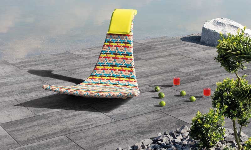 Moderne Terrassenfläche mit Cassero-Platten Black Shadow am Wasserufer