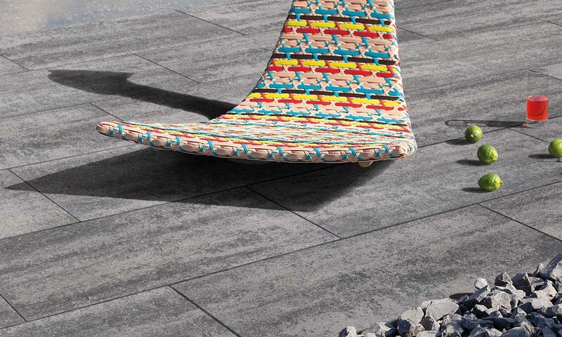 Detailansicht der Oberfläche von Cassero-Platten Black Shadow mit dunkler Natursteinoptik
