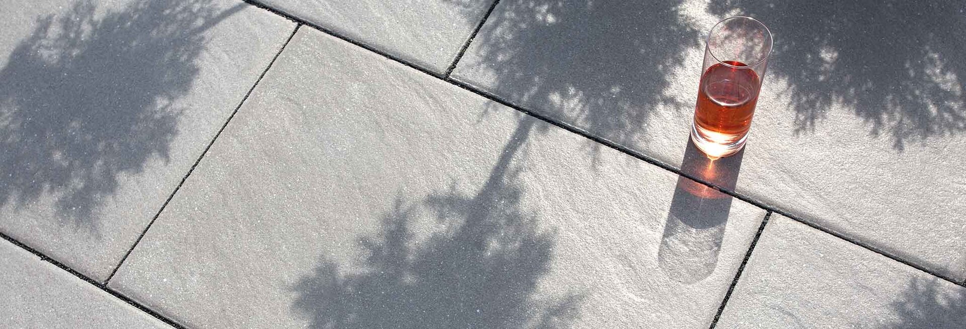 Moderne Gartenterrasse mit Lumina Perla Terrassenplatten in hellem Farbton