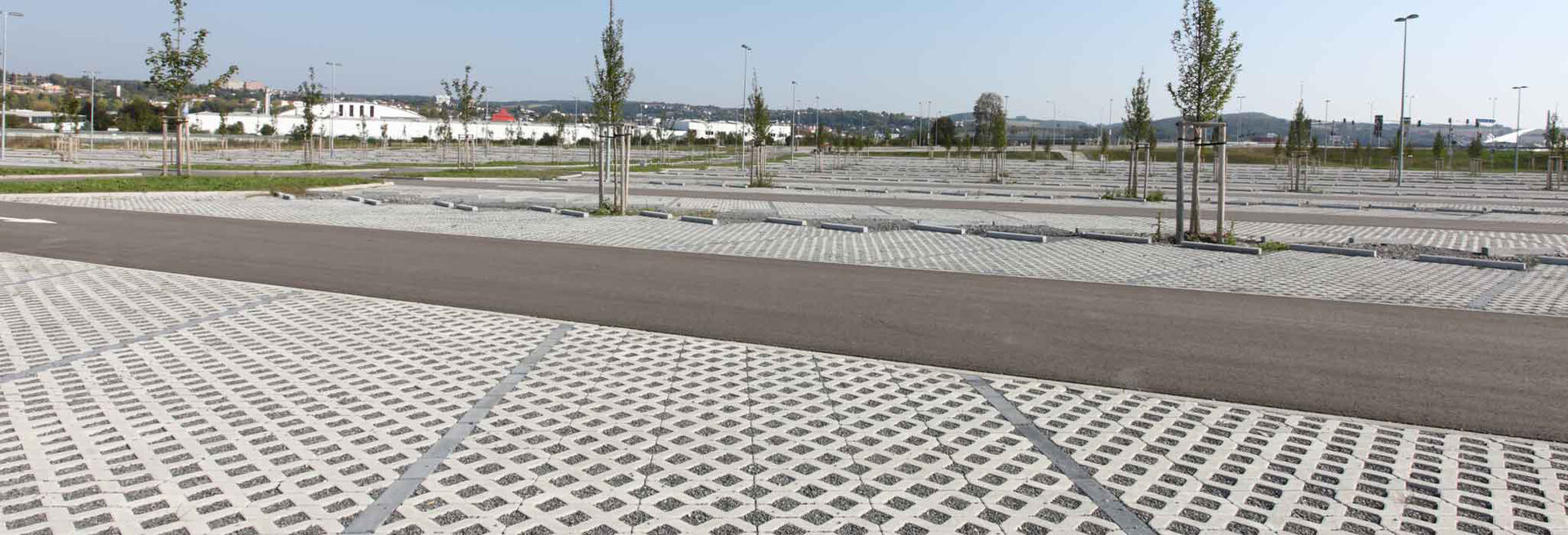 Großflächige Park- und Verkehrsflächen mit versickerungsfähigem Rasengitterbelag