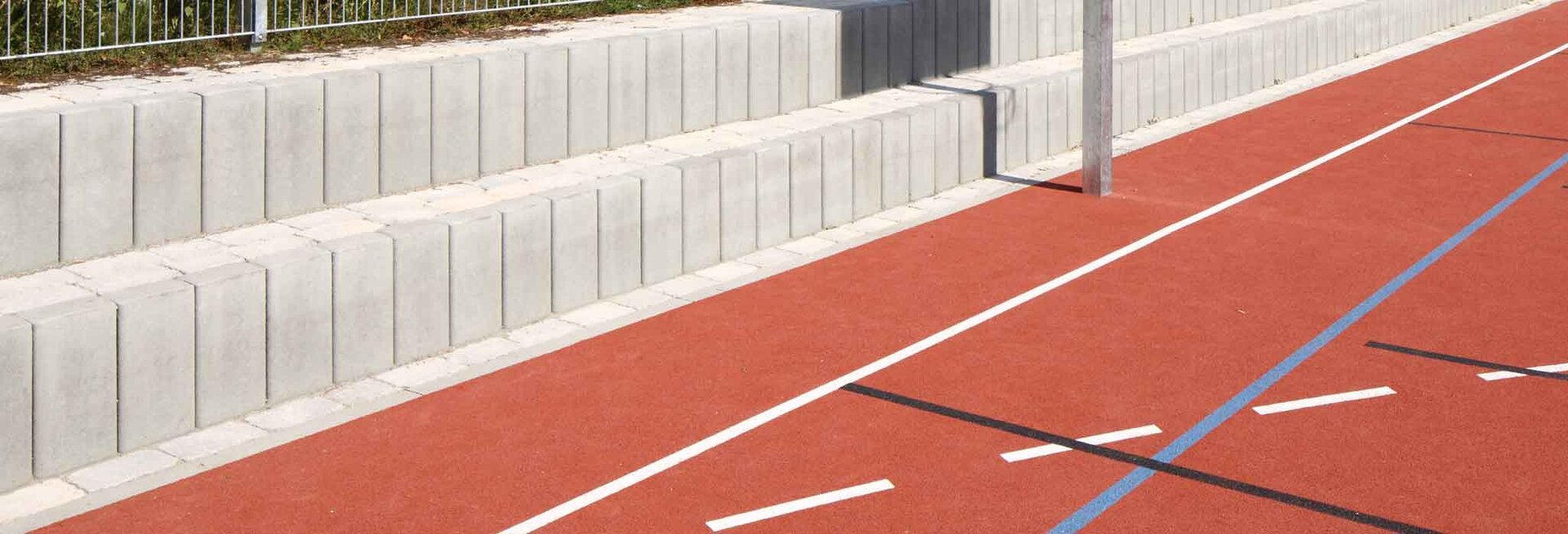 Mehrstufige Palisadenanlage zur Abgrenzung von Sport- und Aufenthaltsflächen