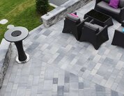Moderne Terrassen- und Gartenfläche mit Via Roma Titan Pflastersteinen