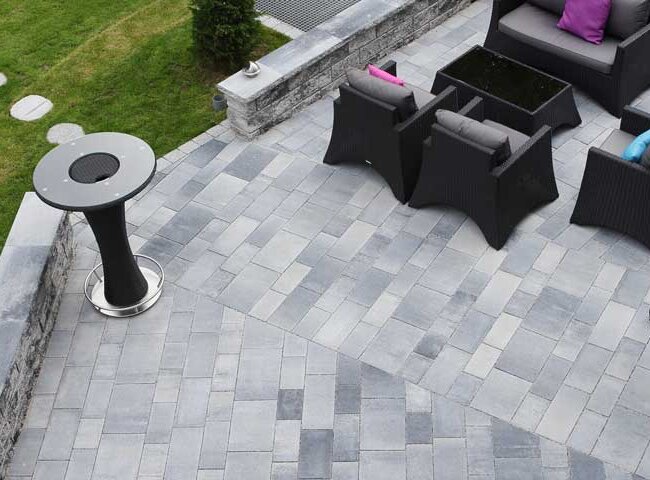 Moderne Terrassen- und Gartenfläche mit Via Roma Titan Pflastersteinen