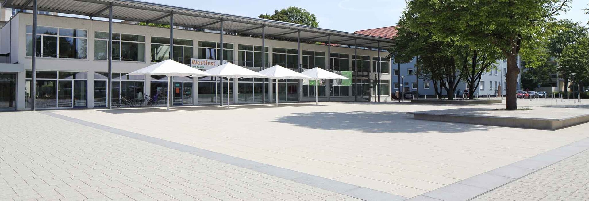 Großzügige Freianlage mit LP5 Pflasterbelag und schattigen Aufenthaltszonen