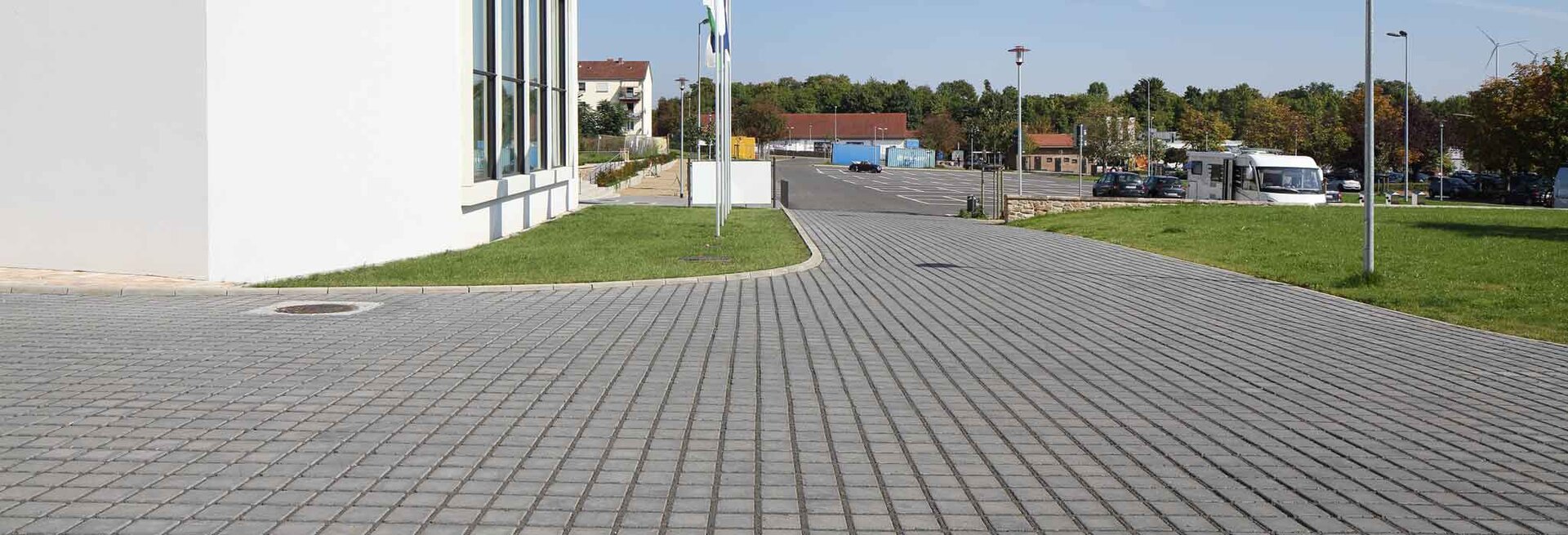 Parkplatzfläche mit begrünten Pflasterfugen zur Regenwasserversickerung