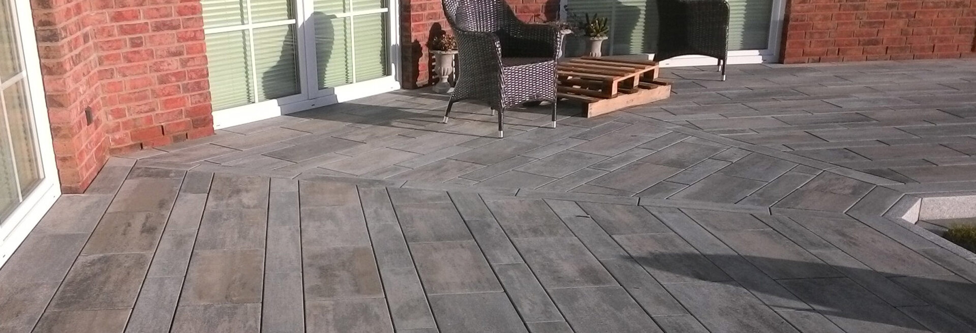 Hochwertige Terrassenfläche mit Pharo Titan Platten an einem Seeufer