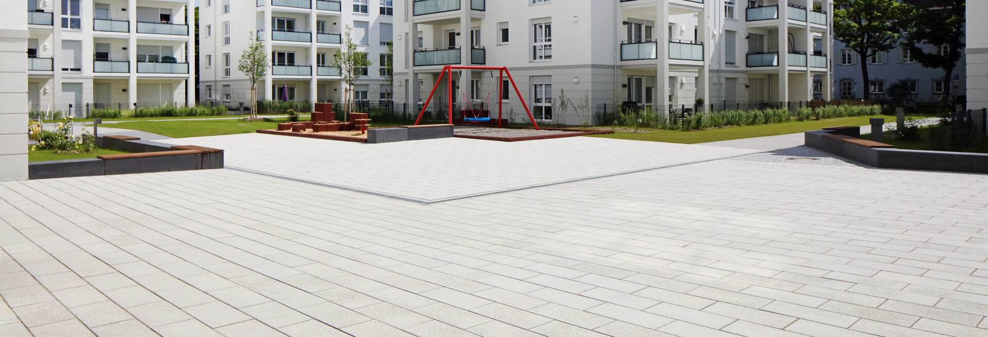 Großzügige Freianlage mit RainPlus System 10 Pflasterbelag und Spielbereich