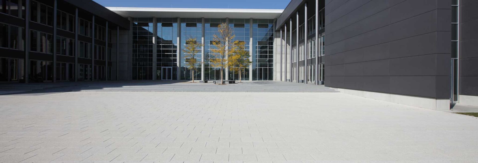 Großformatige Platzfläche mit System 10 DIA Pflastersteinen im Objektbau