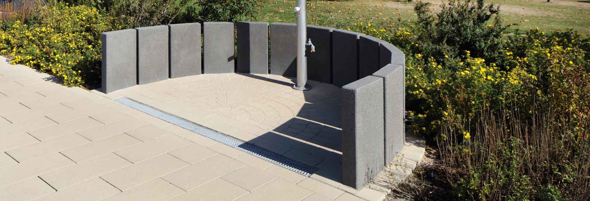 Moderne Gartengestaltung mit Betonstelen als Sichtschutz und Designelement