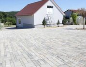 Großzügige Hof- und Einfahrtsfläche mit Sortett Pflastersteinen in Muschelkalkmix-Natursteinoptik