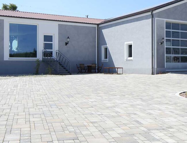 Detailaufnahme der Muschelkalkmix-Farbgebung eines Sortett Pflasterbelags
