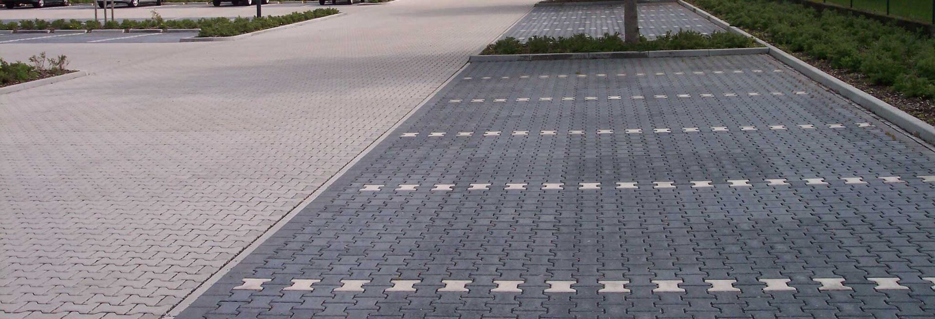 Parkplatzfläche mit farblich abgesetzten Stellplätzen aus H-Verbund Pflaster