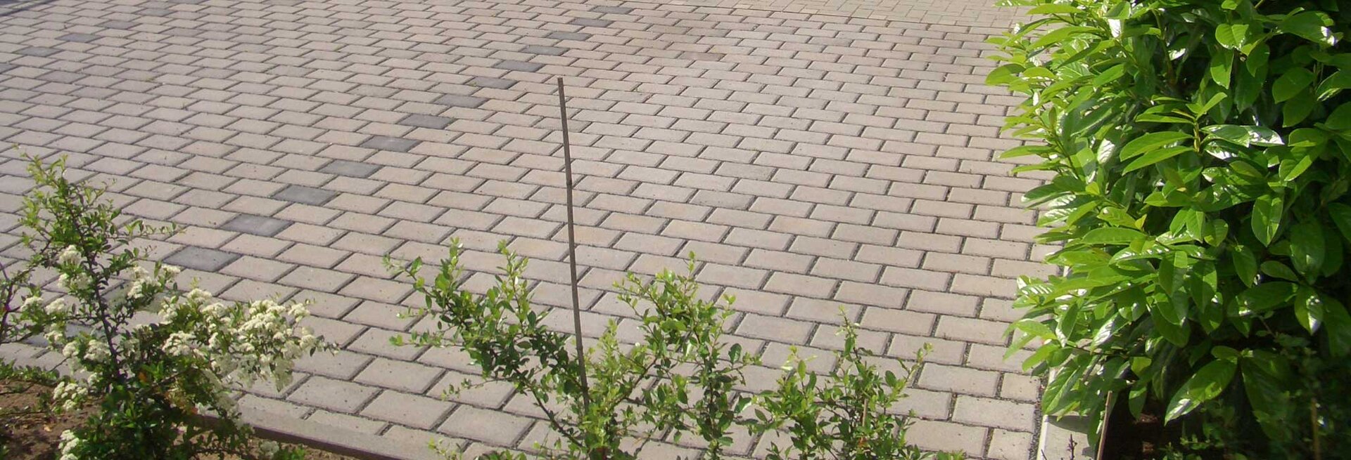 Nachhaltige Hofgestaltung mit versickerungsfähigem Stato Plus Drain Pflaster