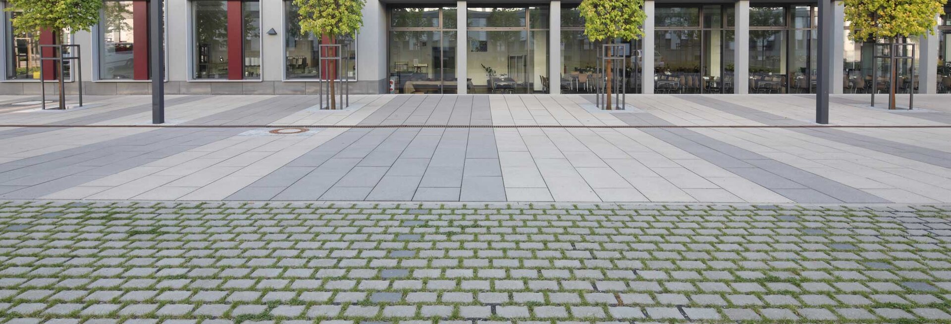 Begrünte Verkehrsfläche mit nachhaltigem Regenwassermanagement