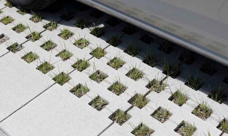 Detailansicht eines Raga Pflastersteins mit integrierten Begrünungsöffnungen