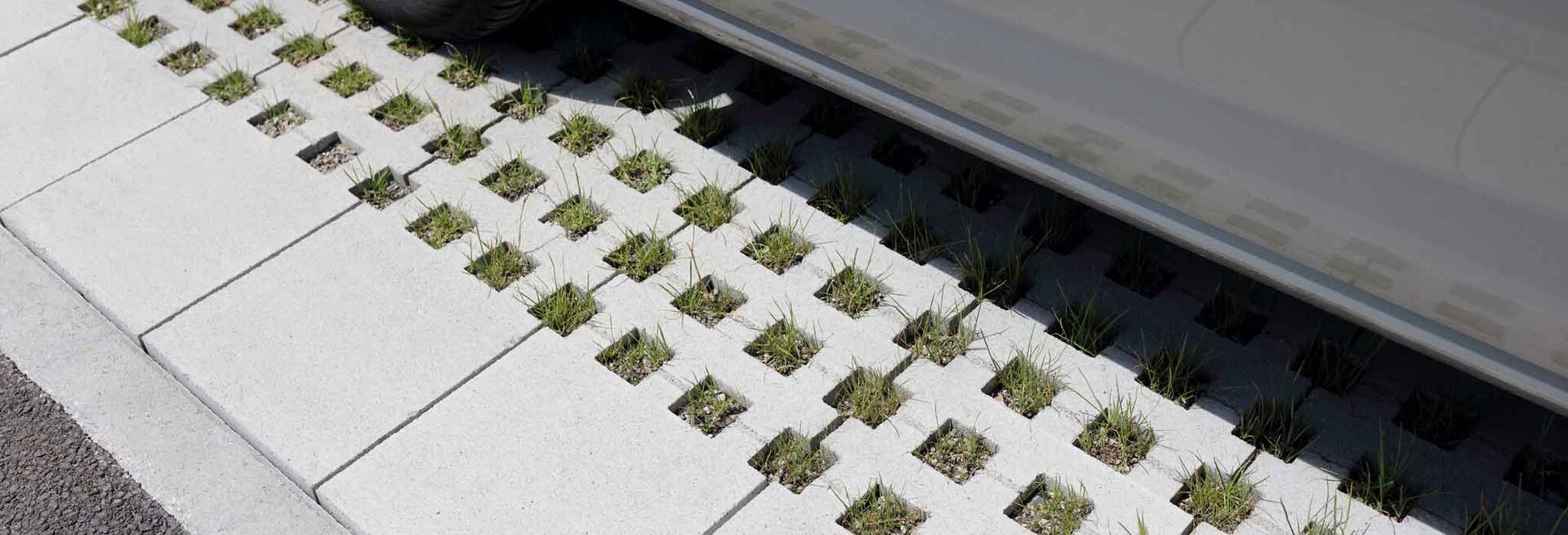 Großflächige Parkplatzbefestigung mit Raga Ökopflaster und Regenwassermanagement