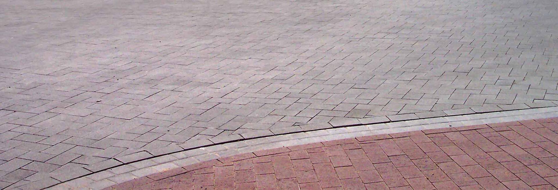 Entwässerungssystem aus Rinnensteinen entlang einer Verkehrsfläche
