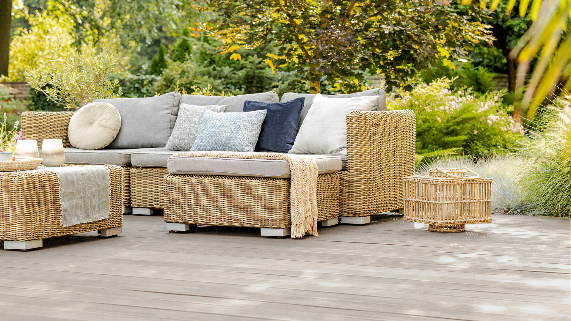 Slider Bild einer Terrasse mit filigraner Terrassendiele Holz grau