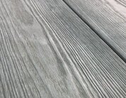 Ambientbild einer Terrasse mit Terrassendiele Holz grau Nahaufnahme