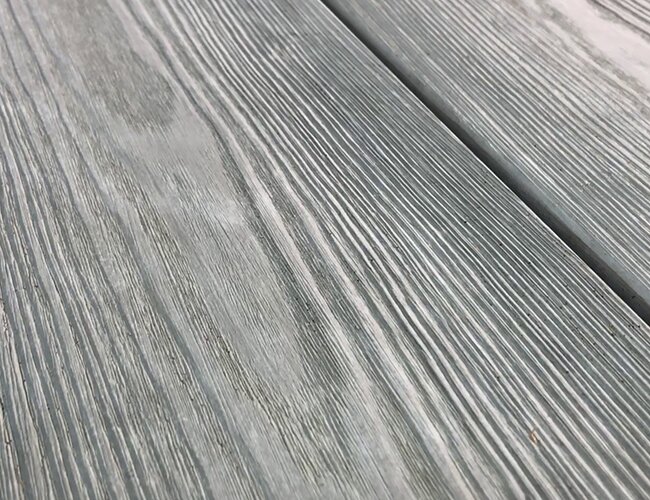 Ambientbild einer Terrasse mit Terrassendiele Holz grau Nahaufnahme