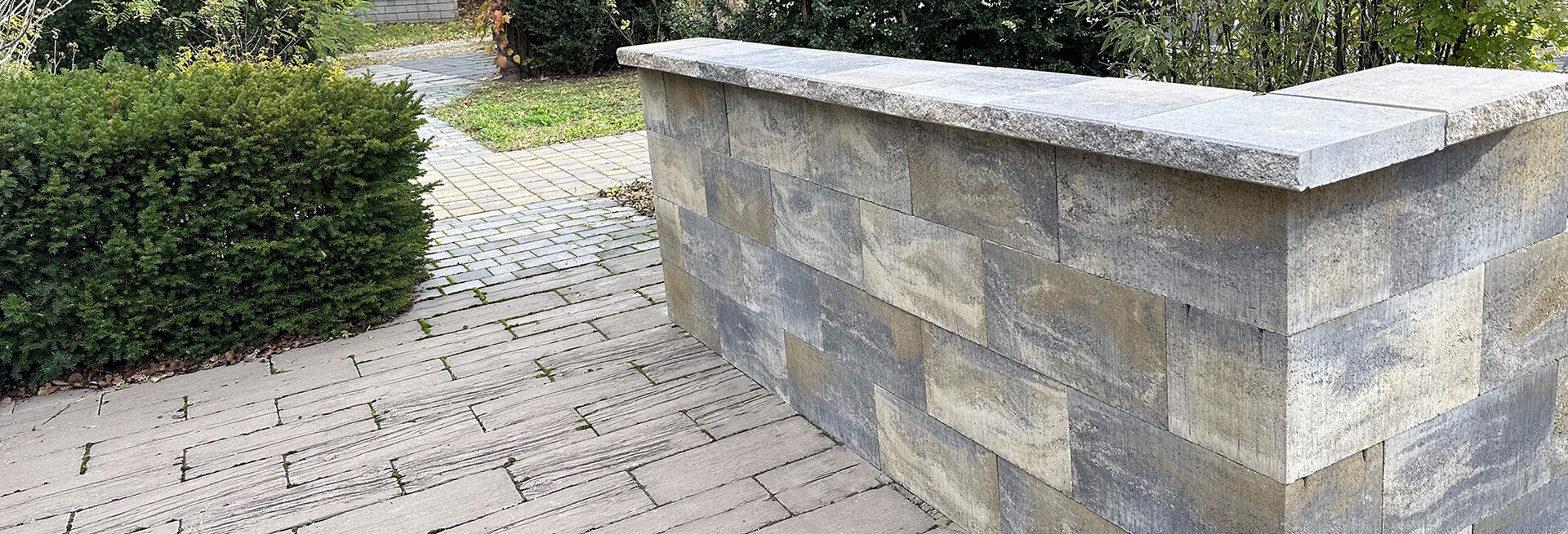 Slider Bild einer Gartengestaltung mit Schalungssteinen in muschelkalk