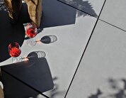 Ambientbild einer Terrasse mit Titania in der Farbe anthrazit