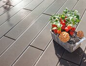 Ambientbild einer Terrasse mit Schiffsplanke braun