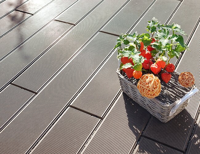 Ambientbild einer Terrasse mit Schiffsplanke braun