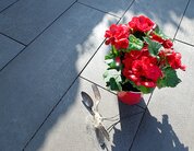 Ambientbild einer Terrasse mit Strukturdiele anthrazit mit Blumen
