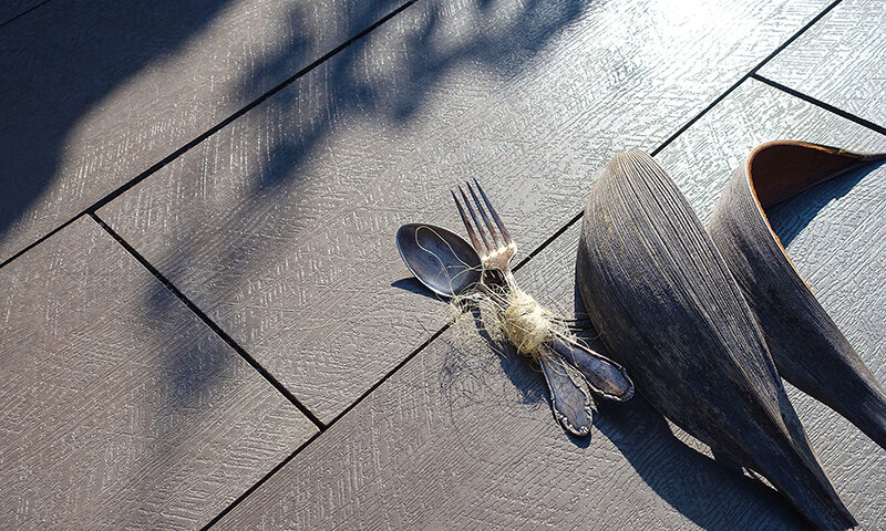 Bild einer Terrasse mit Strukturdiele braun Besteck