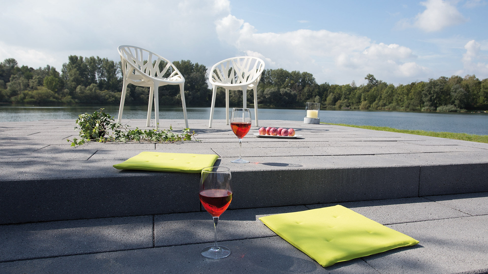 Slider Bild einer Gartengestaltung mit Blockstufe sophistograu
