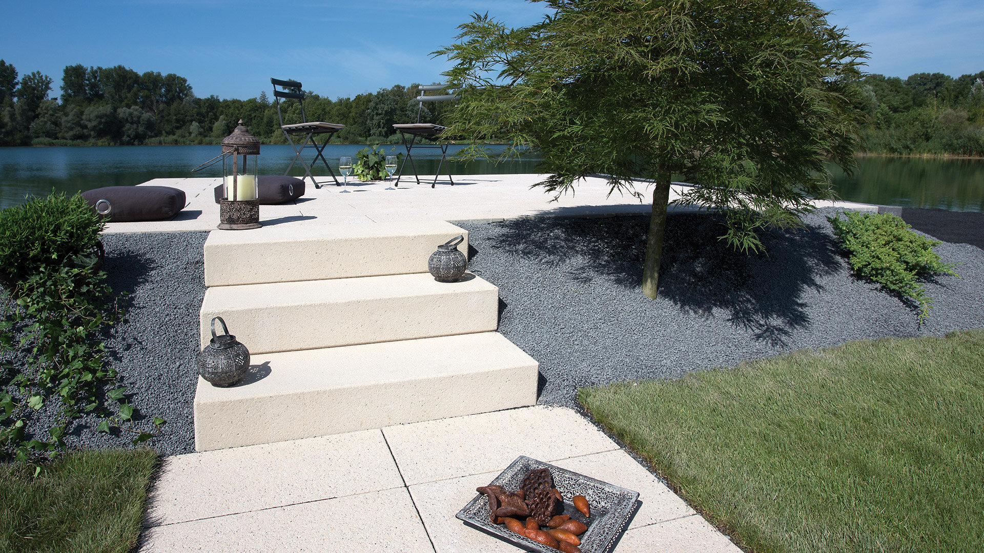Slider Bild einer Gartengestaltung mit Blockstufen oysterbeige