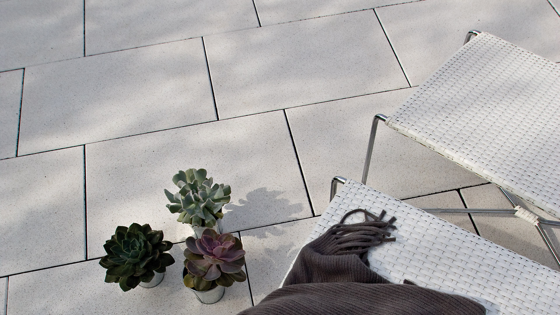 Slider Bild einer Terrasse mit Brillant platten carraraweiss