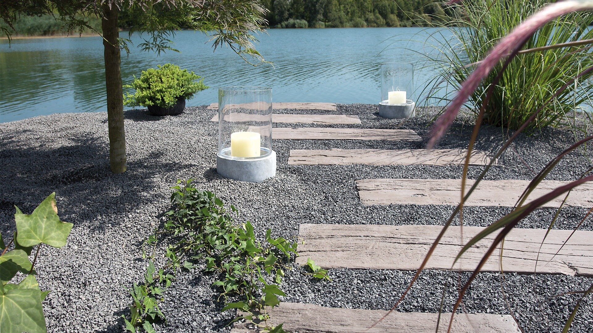 Slider Bild einer Terrasse mit Gartentrittplatte
