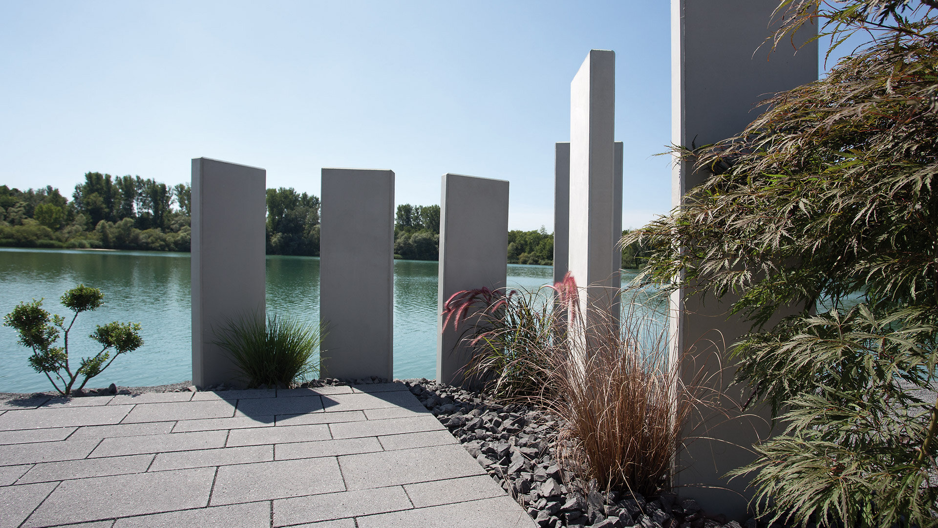 Slider Bild einer Gestaltung mit Stelen