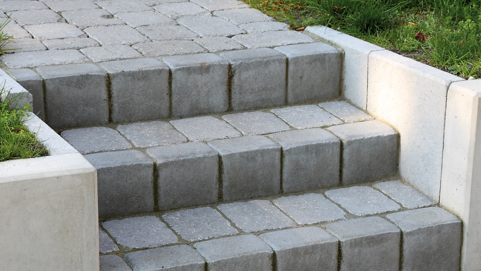 Slider Bild der Gestaltung mit Serra Palisaden in Farbe grau