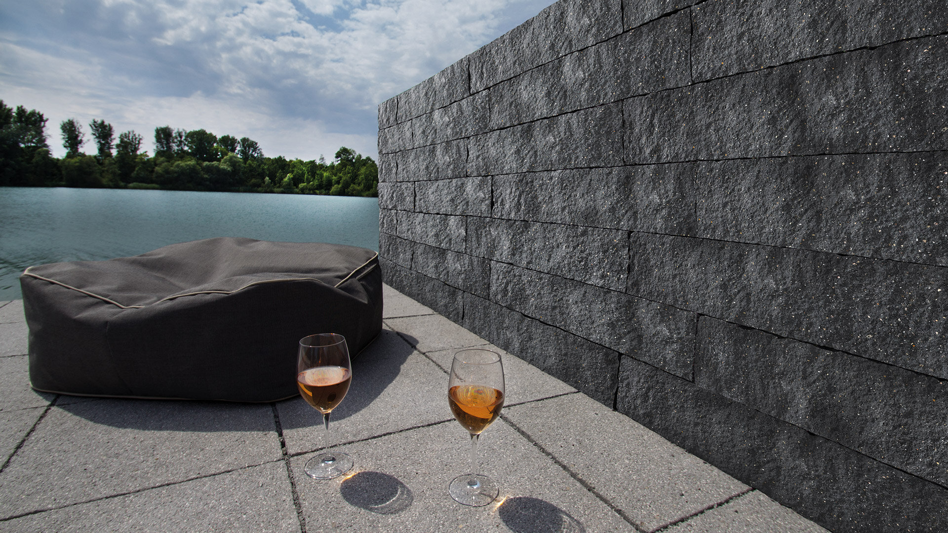 Slider Bild einer Gartengestaltung mit Trento Mur long black