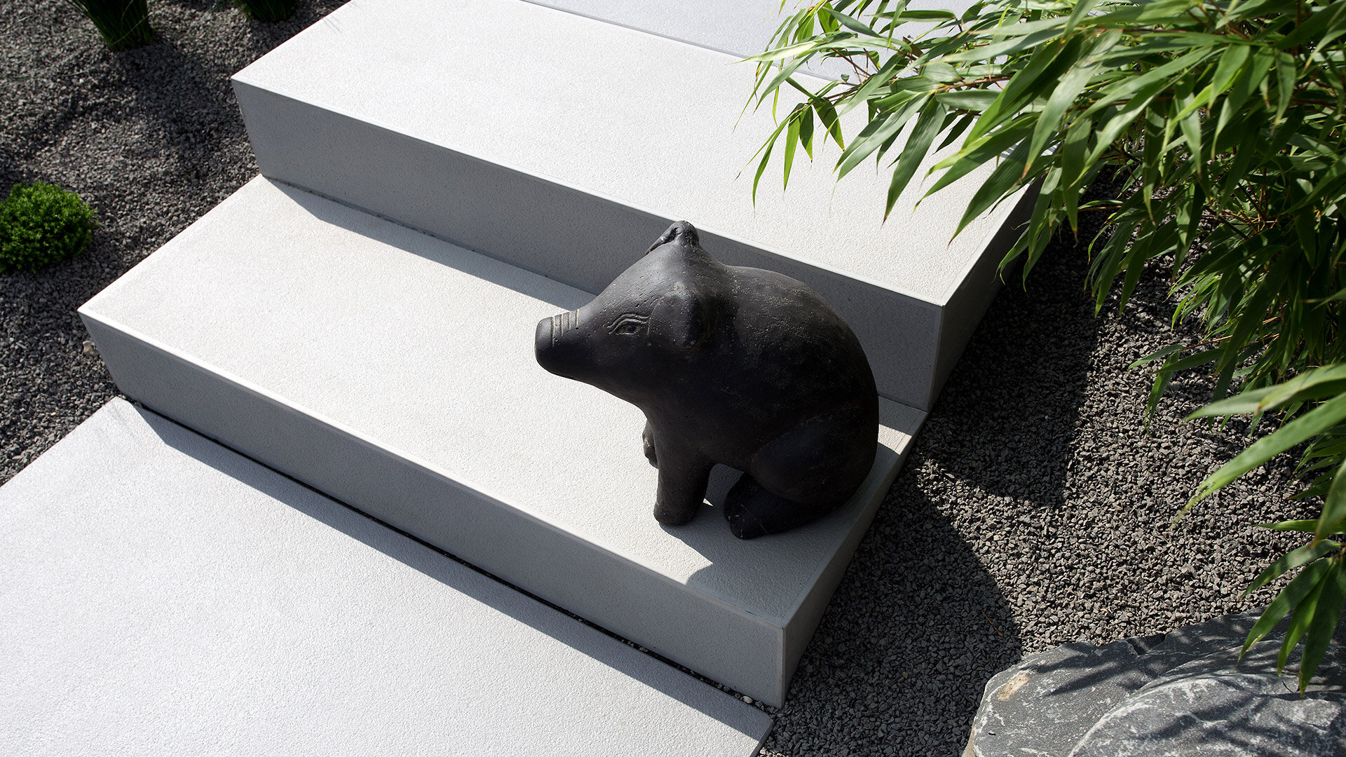 Slider Bild einer Treppe mit Titania Blockstufen grau in Sichtbeton