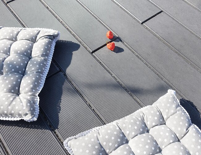 Slider Bild einer Terrasse mit Schiffsplanke anthrazit
